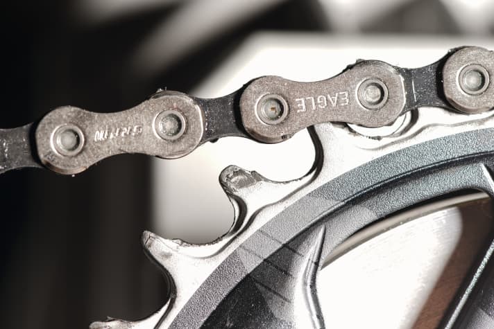   Halten die teuren Sram-Eagle-Antriebe länger als die günstigen 12fach-Gruppen? Unser Verschleißtest gibt die Antwort.