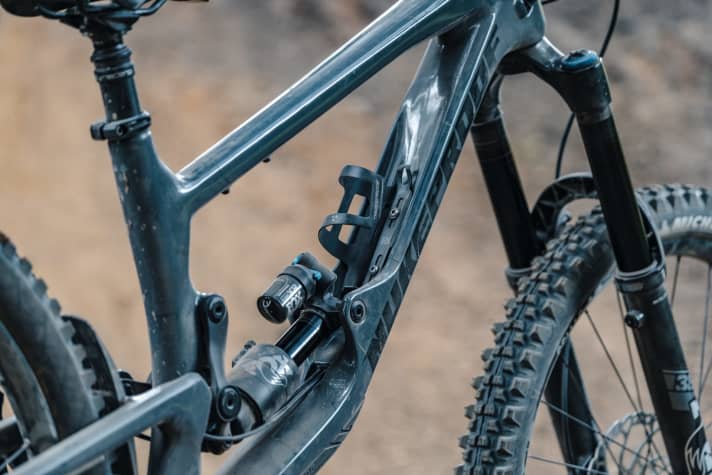   Blickfang: Der Dämpfer liegt fast auf dem Tretlager und wird von Carbon-Flaps am Unterrohr fixiert. Das sieht elegant aus und senkt den Schwerpunkt. Nach einigen Runs war der Hinterbau locker, musste mehrfach nachgezogen werden