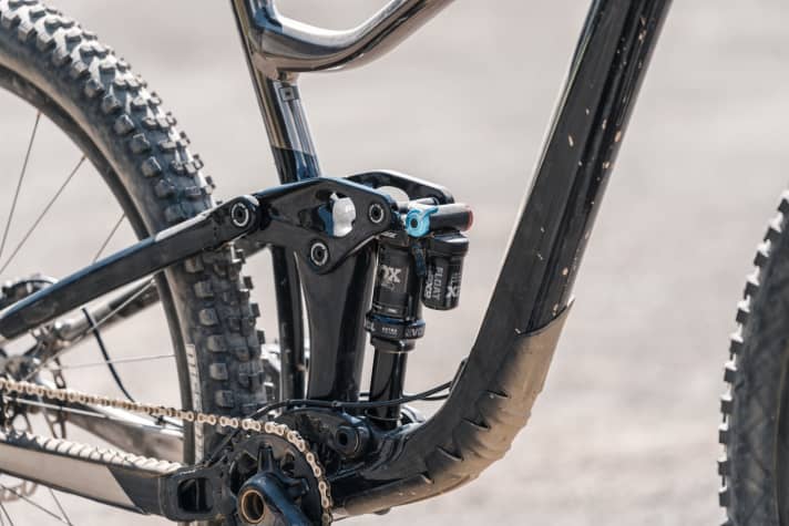   Eye-catcher: The Maestro rear triangle with a tight 140 millimetre stroke provides plenty of pop and good counter-pressure. When things get rough, we missed comfort. The rear would have benefited from a tunable compression damping system like the Canyon.