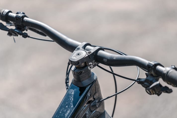   Eye-catcher: The wide cockpit (790 mm) creates a lot of control and gives you that enduro feeling. The cable routing runs inside the frame. The raised Shimano clamps scratch quickly when you put them upside down (the same goes for the Giant Trance).