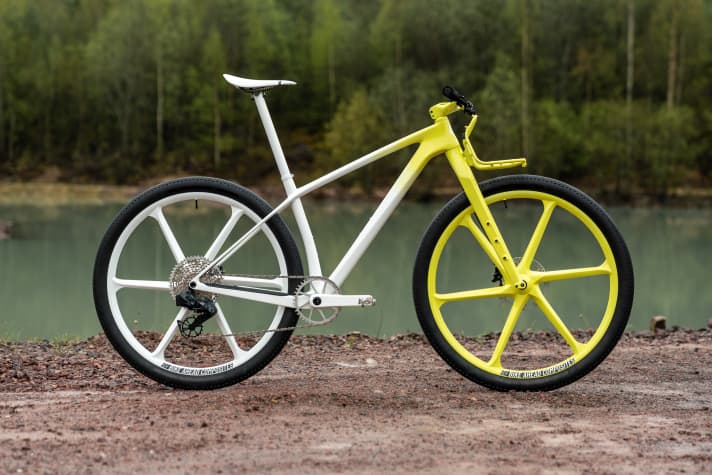   Ein Scott Scale-Rahmen in Größe M und eine Carbon-Starrgabel aus einem <a href="https://www.bike-magazin.de/mountainbike/hardtail/zwei-unerschrockene-harte-bikes-fuer-harte-tage/"  rel="noopener noreferrer">Trek 1120</a>  bilden das Grundgerüst des Gravelbikes.