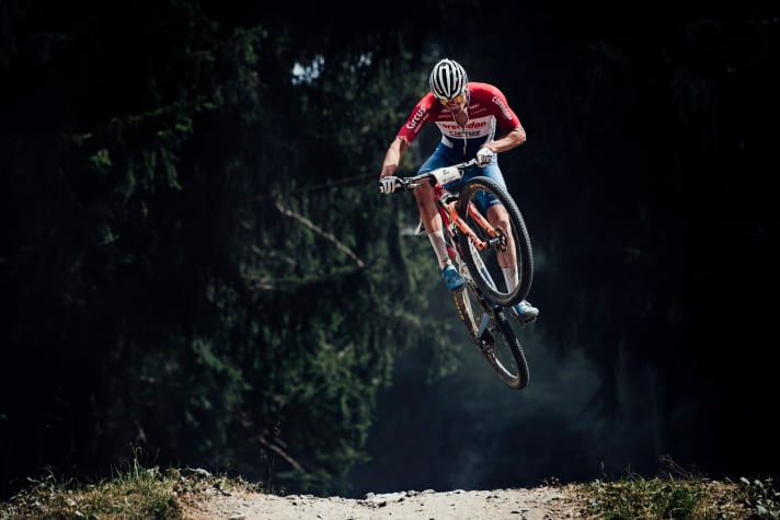   Fährt aktuell im Gelben Trikot bei der Tour de France und wird deshalb in Les Gets nicht dabei sein: Mathieu van der Poel. 2019 lief es für den Niederländer in Les Gets nicht wie geplant, er musste sich mit Platz 16 zufrieden geben.