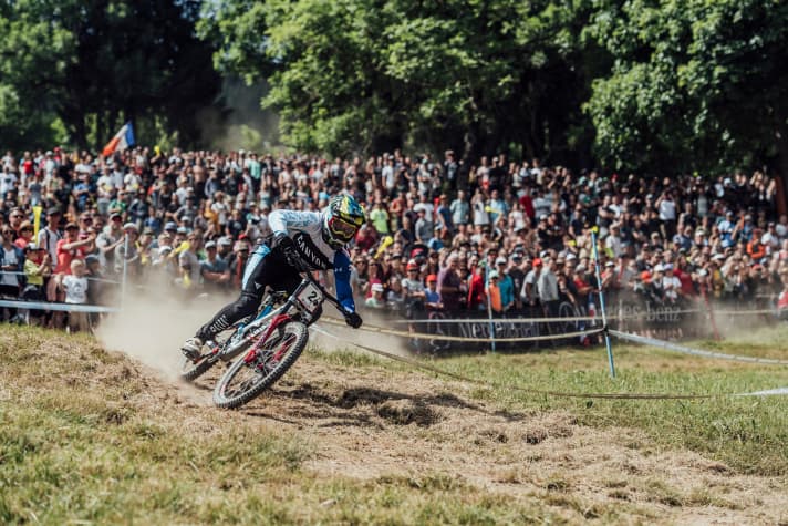   Mit dem Sieg von Leogang und mächtig Rückenwind durch die schnellste Trainingszeit ist Troy Brosnan ein heißer Kandidat für den Sieg in Les Gets.