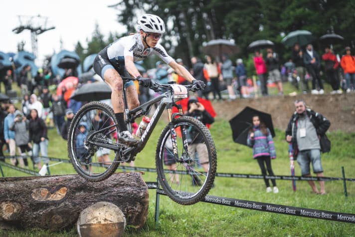   Technisch stark und fast ohne Fahrfehler stürmte Loana Lecomte zum vierten Worldcup-Sieg in der Saison 2021.