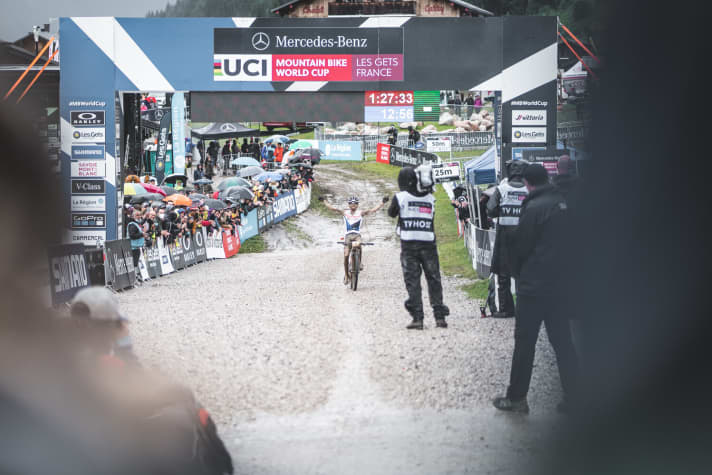   Flückiger only took off his waistcoat a few metres before crossing the finish line and presented his white jersey as overall World Cup leader.