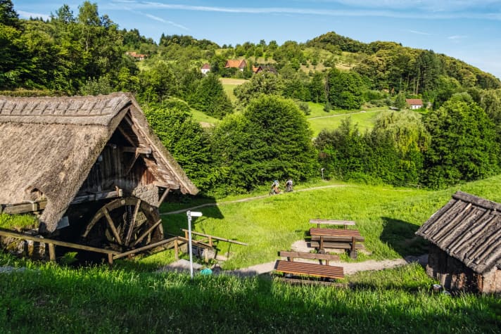 The Straubenhöfmühle mill above Sasbachwalden dates back to 1789 and there is also a schnapps fountain in the picturesque ensemble. However, this is off-limits to bikers on our otherwise extremely enjoyable multi-day tour through the northern Black Forest. Page 110