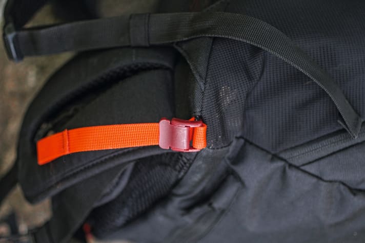 For better ventilation uphill, the mesh on the back can be tightened using a lashing system. Loosened again, the rucksack sits nice and stable even on bumpy descents.