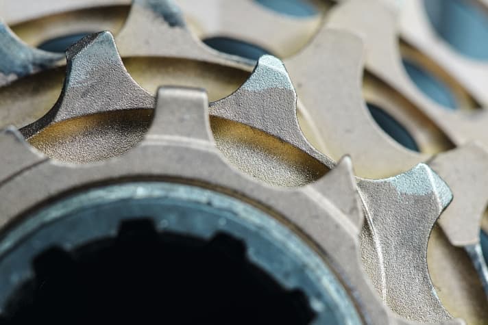 Tooth failure: How long do MTB drivetrains last? What are the costs of wear and tear? Our big wear test provides the answers. Page 42