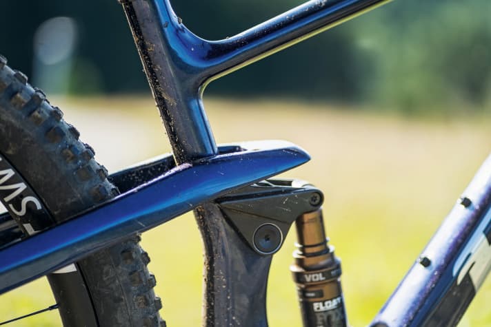   The connection between the seat stays and the rocker on the Bixs Sign X only becomes visible when the suspension is compressed.