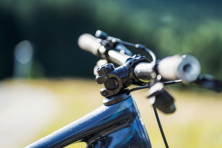   The cables are integrated into the headset of the Bixs Sign X. The commands for the rear derailleur and the dropper post are sent wirelessly. This ensures a clean look.
