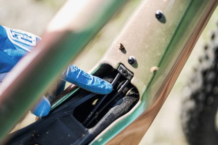   Cannondale Jekyll 1: Wer schnell mal die Highspeed-Zugstufe des Fox-Float-X2-Dämpfers verstellen will, hat kaum eine Chance.