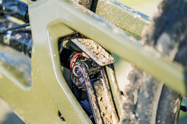  Santa Cruz Bronson: Ein Mini-Schutzblech schirmt den Dämpfer ab. Der Lenkwinkel lässt sich um überschaubare 0,3 Grad verstellen.