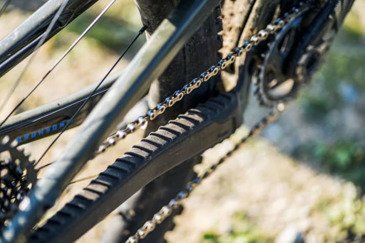   Santa Cruz Bronson: Trotz des vorbildlichen Schutzes auf der Kettenstrebe klapperte die Kette laut. Wir vermuten eine zu geringe Spannung des Reibungsdämpfers.