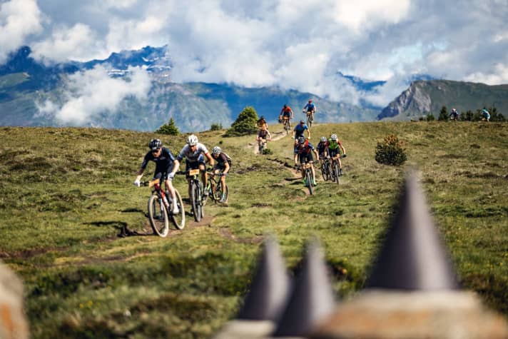 Racing across the Alps: after the Corona break, the starting signal for the <a href="https://www.bike-magazin.de/mtb_news/events_rennen/maxxis-bike-transalp-2021" target="_blank" rel="noopener noreferrer nofollow">BIKE-Transalp</a> was finally given again. Page 8