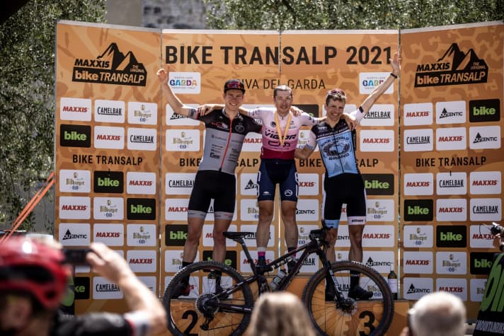   Marek Sülzle (left) and Giulio Valfre (centre) fought an exciting duel. The Italian took the honour of being the first individual to cross the finish line in Riva. However, the overall winner's jersey in the men's individual classification went to Marek Sülzle from Constance after seven days.