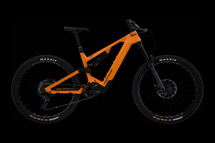   Norco Range VLT: Mit 180/170 Millimetern und Maxx-Grip-Reifen vorne und hinten ist das Range eindeutig auf Park-Einsätze und harte Abfahrten getrimmt. Gibt's in Alu und Carbon ab 6999 Euro und nur mit 900 Wattstunden, zumindest im deutschen Markt.