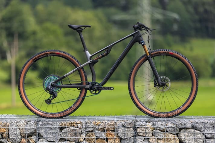   Cube AMS: The two One11 models with 120 mm fork, dropper post and coarser tyres equip the race bike for trail descents.