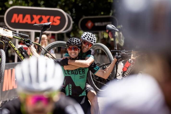   Die Finisher der 23. MAXXIS BIKE Transalp wurden in Riva von perfektem Wetter erwartet. Da konnten alle die Feierstimmung so richtig genießen.