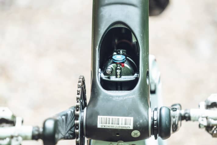   Scott Spark 900 Tuned: The shock sits protected in the belly of the voluminous carbon frame. The valve and rebound adjustment are easily accessible behind the flap.