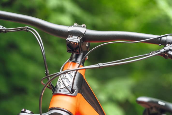   Hercules NOS FS Comp. 1.1: Top cockpit: The lights can be attached to the front and rear without tools thanks to the Monkey Link. The cables disappear elegantly into the head tube.
