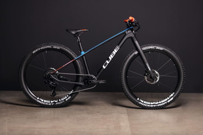 <a href="https://www.awin1.com/cread.php?awinmid=13793&awinaffid=471469&clickref=B+Cube+Elite+240+C%3A62+Carbon+SL&ued=https%3A%2F%2Fwww.liquid-life.de%2Fcube-elite-240-c-62-sl-carbon-n-blue-n-red-24.html" target="_blank" rel="noopener noreferrer nofollow">Consistently trimmed for lightweight construction: The 6.7-kilo 24-inch hardtail from Cube is new for 2022, with super-lightweight Schwalbe Aerothan 24-inch tyres fitted as standard</a> *.