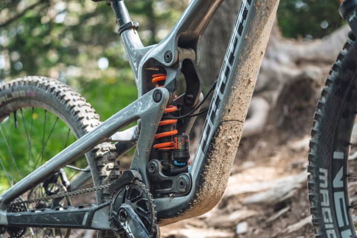   Eye-catching Propain Rage: The new kinematics with shock in front of the seat tube look very technical. Thanks to the configurator, you can decide for yourself whether you want an air or steel spring shock. Too bad: After one day of testing, the rear triangle of the carbon downhiller came loose.