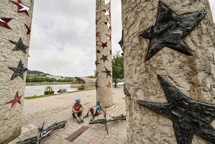 Europa-Denkmal in Schengen: So grenzenlos wie das heutige Europa ist auch der Trail-Spaß hier im Dreiländereck. Seite 102