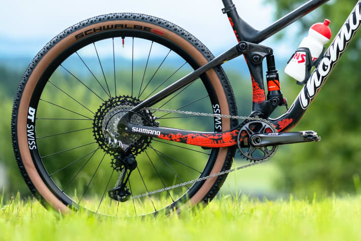   As with the frame, Flückiger relies on Swiss craftsmanship for the wheels. The 30 millimetre wide XRC-1200 wheels are from DT Swiss. Whether Mathias will ride his favourite Schwalbe Thunderburt tyres with a minimalist profile depends on the weather in Tokyo.