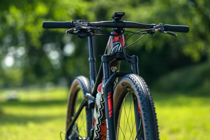   Just like on Nino Schurter's new Scott Spark, the internally routed cables and hoses of the Thömus Lightrider enter the frame via the headset.