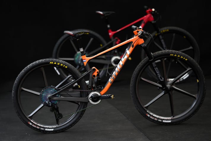   A power meter from Sram is used to monitor the performance, which has a 32 mm chainring.