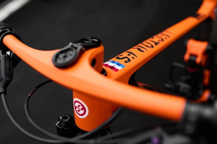   Bei der Lenker/Vorbau-Einheit dürfte es sich um einen Prototypen von Sponsor Bikeahead handeln.