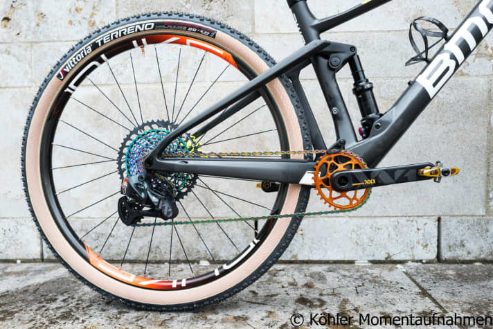   Unusual drivetrain: A caricature of herself is emblazoned on the battery of Brandau's AXS Eagle drivetrain. What is really unusual, however, is that Brandau, as a racer, relies on the Sram Wide Range cassette with 52 sprocket. The oval chainring from Absolute Black is designed to make pedalling more efficient. Incidentally, orange is Brandau's personal racing team colour.