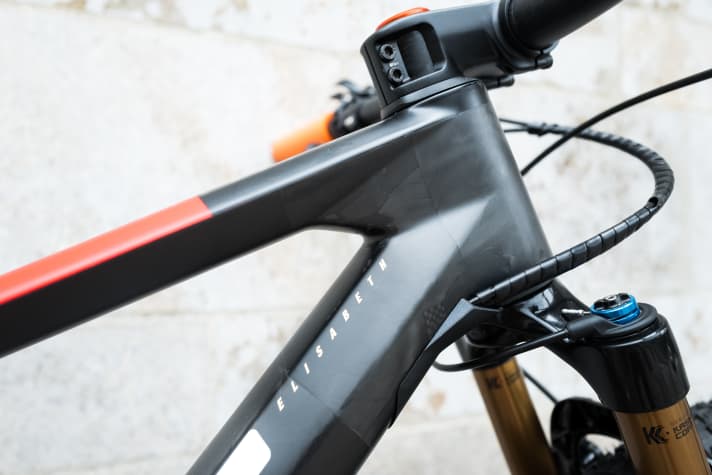   Maximum propulsion-orientated: The BMC Fourstroke already has a very sporty riding position. For an even more efficient position, Elisabeth Brandau does not install a single spacer under her stem.