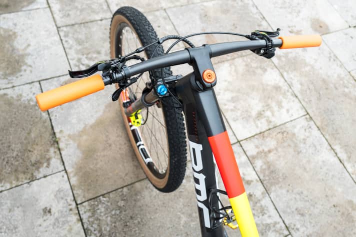   Black, red and gold partnership: The MT8 brakes from Magura and the Tracer handlebars from Reverse come from Baden-Württemberg, just like Elisabeth Brandau.