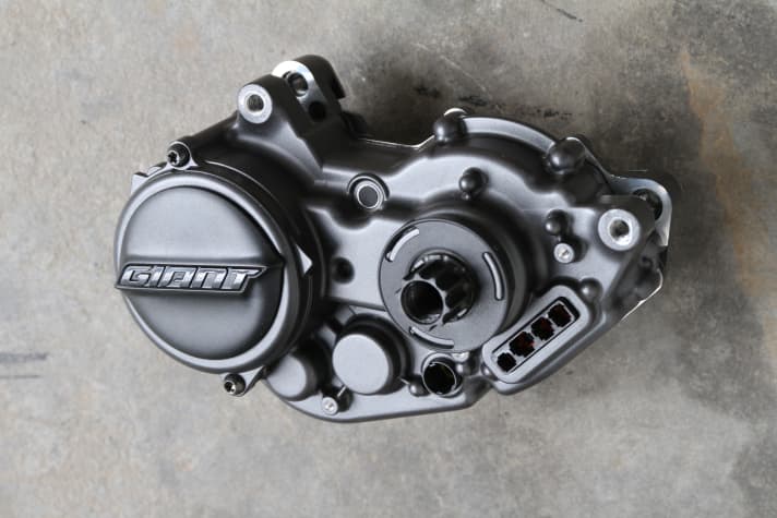   The compact newcomer weighs just over 2.7 kilos, a reduction of over 300 grams. However, if you hold the Syncdrive Pro2 next to an <a href="https://www.bike-magazin.de/emtb/e_mtb_news_neuheiten/e-mtb-neuheiten-2021-shimano-motor-ep8" target="_blank" rel="noopener noreferrer nofollow">EP8 from Shimano</a>, you will notice that the rear mounting point on the Giant drivetrain is significantly further away from the axle. This suggests that the EP8 enables even more compact geometries.