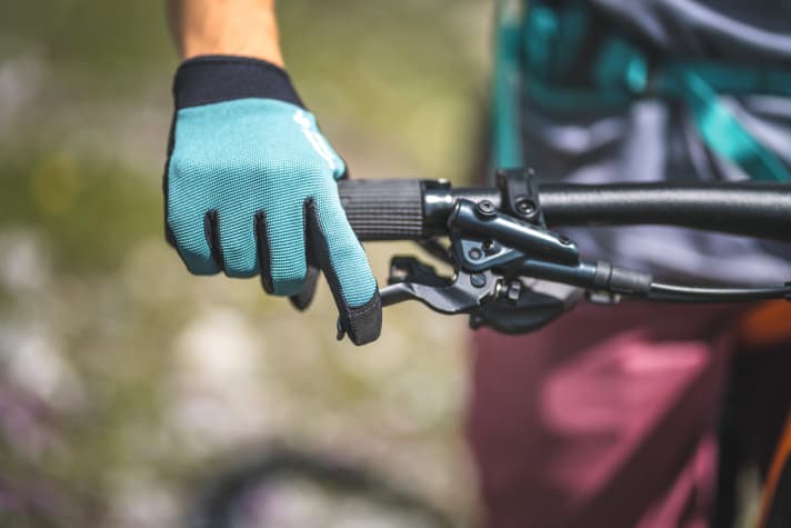 Can the brake be adjusted to fit smaller hands? The lever should be easy to reach with a relaxed hand position and the pressure point should be at a comfortable distance.