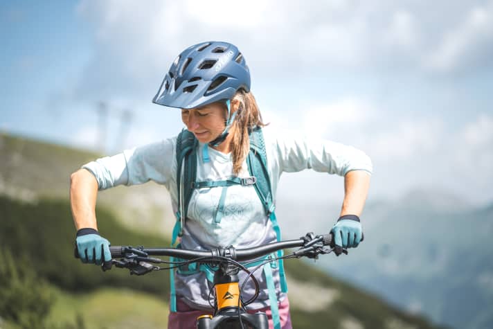 Especially if you are travelling on an enduro bike in rough terrain, you should try out the wide handlebars first. You can always shorten it afterwards.