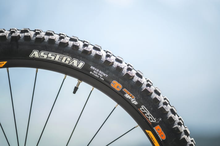 Merida eOne-Sixty 8000: The front tyre provides a lot of security in demanding terrain. However, we doubt whether the super-thick DD carcass is necessary for 50 to 60 kg rider weight. There is potential for weight tuning on the bike.
