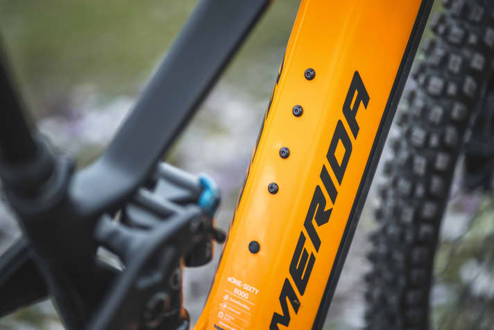 Merida eOne-Sixty 8000: Auch bei Rahmengröße XS passt eine 600-ml-Trinkflasche ins Bike. Das ist nicht selbstverständlich.