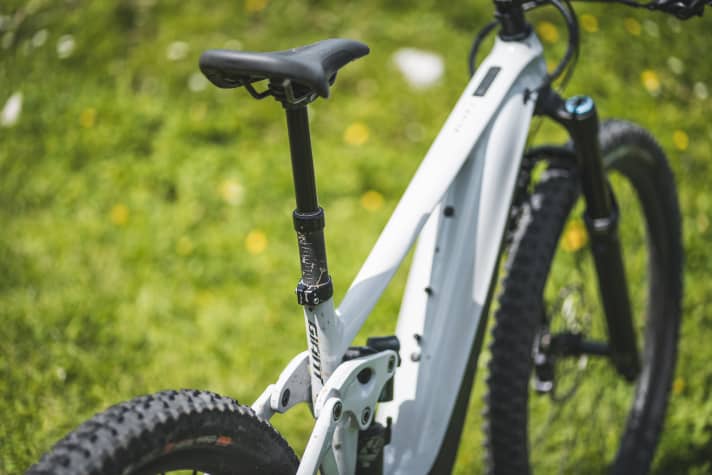   Despite the very short seat tube of 42 centimetres, Giant only fit a 125 mm dropper post in size M. This is a shame, as it restricts freedom of movement on the trail.