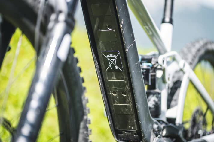   The 625 battery does not completely fill the down tube. The 750 is slightly higher and fits exactly. The cover is no longer attached to the battery on the 2022 models, but is removed separately.