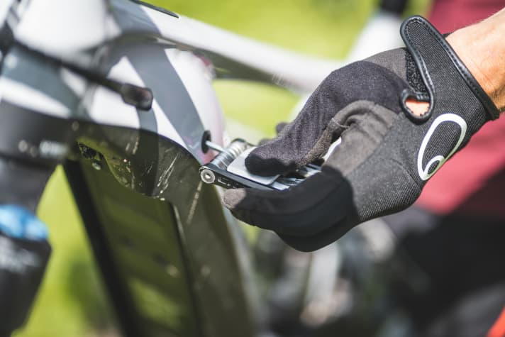   The battery is still loosened and tightened with a 25 mm Torx. This means that the energy carrier can always be fixed without rattling. There is no spanner.