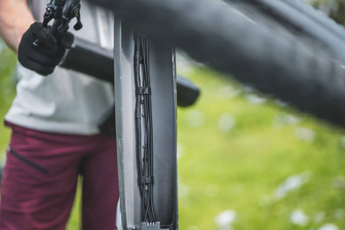   The cable routing in the down tube is simple but neatly organised.