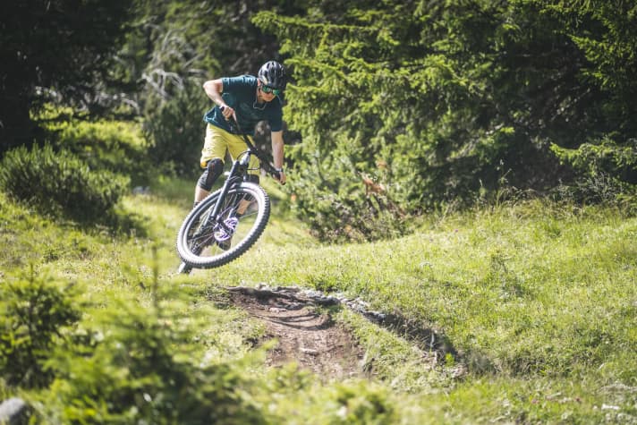   Flying playfully over natural terrain waves? The Reign E+ can do this much better than its predecessor. We have already had the opportunity to take the new E-Enduro for a spin on the trails.