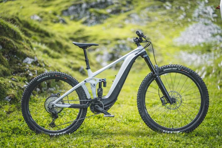   The geometry of the Reign E+ is still extreme - but different. The shorter chainstays, the large front wheel and the slimmer motor area are eye-catching.