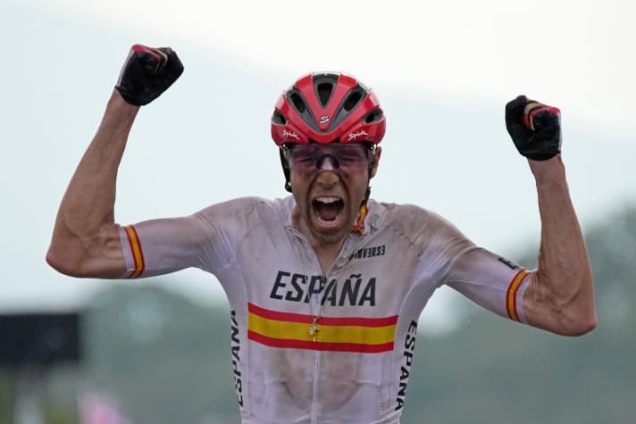   He was still 50 seconds behind in 17th place on the second lap before moving up position by position: Olympic bronze medallist from Tokyo David Valero from Spain.