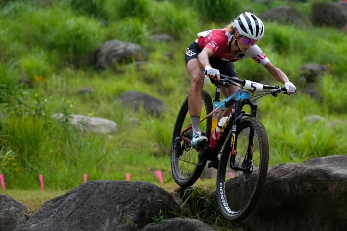   60 millimetres of suspension travel at the rear and 100 at the fork were enough for riding ace Neff on her ride to Olympic gold. Incidentally, Trek's special paint job for its Olympic bikes is called "First Light".