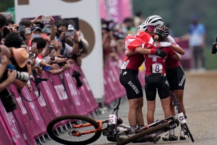   Ein voller Satz Olympia-Medaillen für die Schweiz: Jolanda Neff, Sina Frei und Linda Indergand bejubeln ihre perfekte Ausbeute im Ziel. Auf die anderen Gratulantinnen mussten sie noch ein wenig warten.
