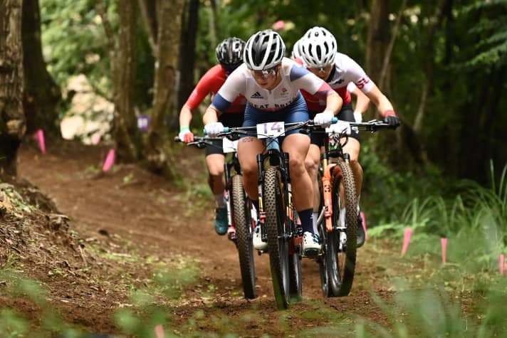   At the start of the race, Jolanda Neff's pursuers were still close together.