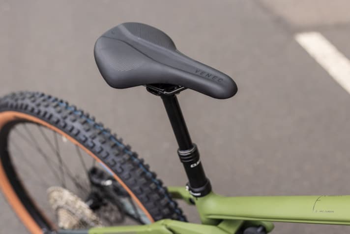 A Vario seatpost from the Cube segment lowers the saddle, with 100 millimetres of travel on the XS model and 120 on the S frame.